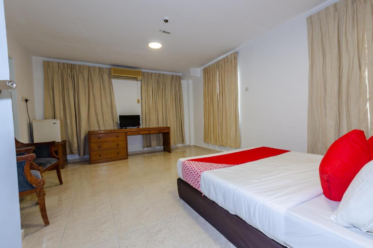 Oyo 1090 Hollitel Hotel Melaka Exteriör bild